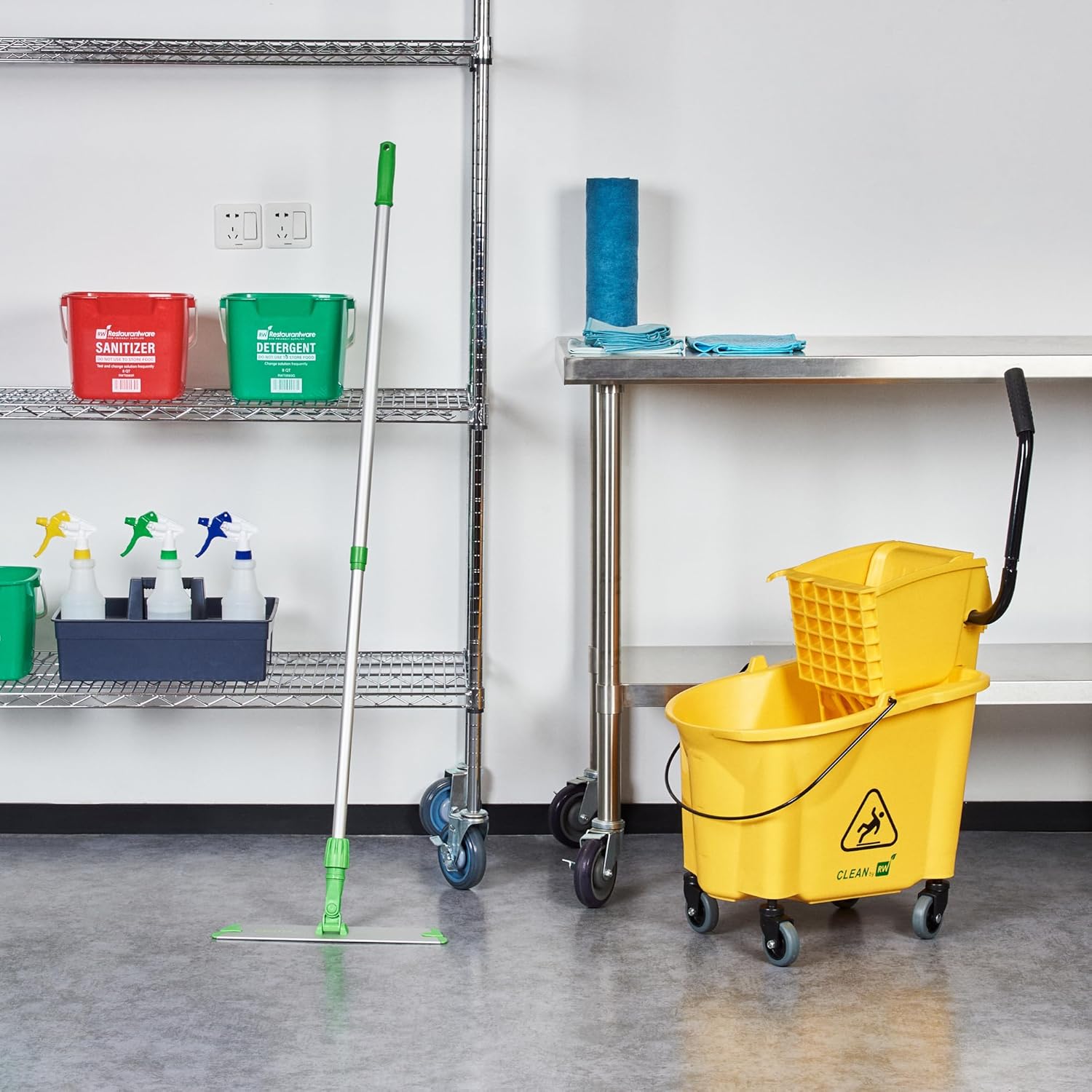 Restaurantware Clean Tek Professional 157 Inch Mop Frame