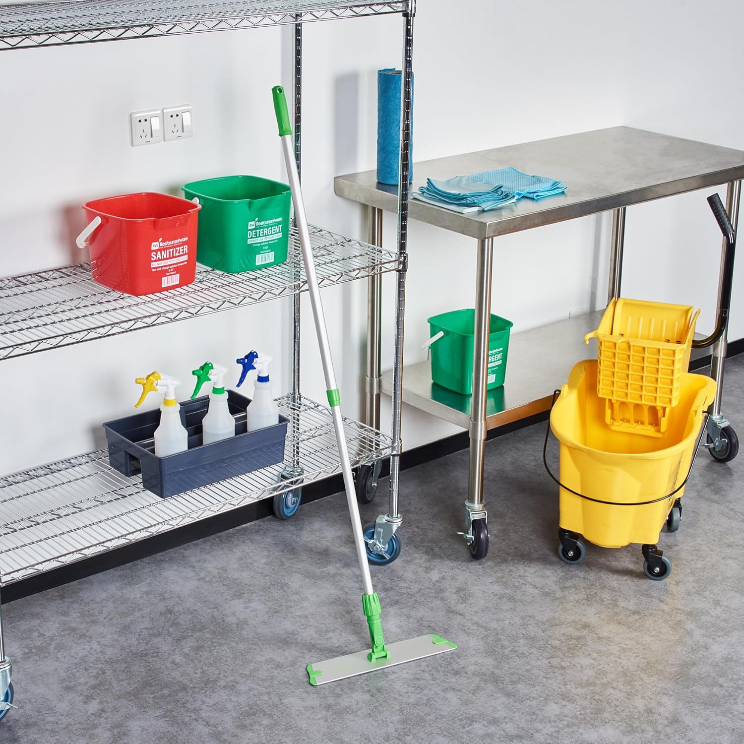 Restaurantware Clean Tek Professional 157 Inch Mop Frame